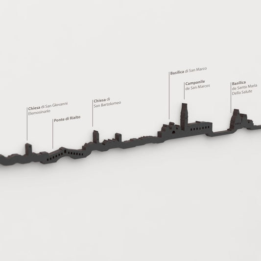 Detalle de la Basilica di San Marco en la silueta de madera del skyline de Venezia.