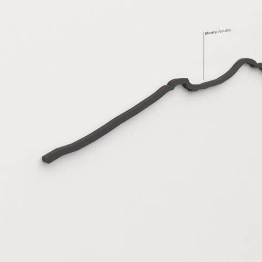 Skyline Monte Vesubio – detalle del Monte Vesubio en madera negra.