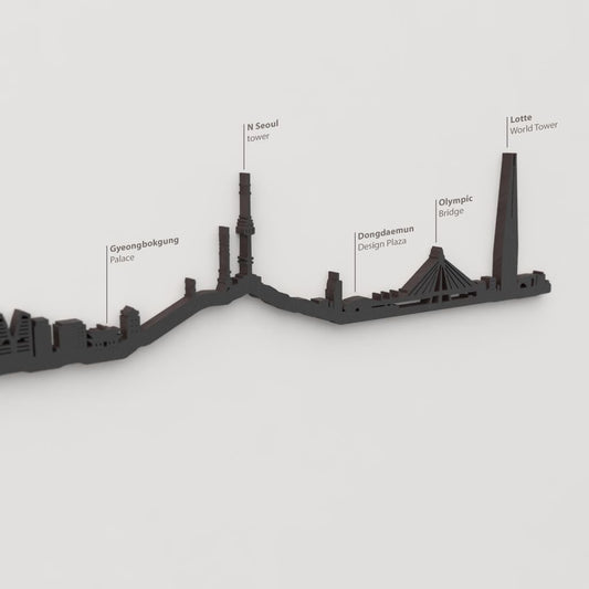 Detalle de la N Seoul Tower en la silueta de madera del skyline de Seoul.