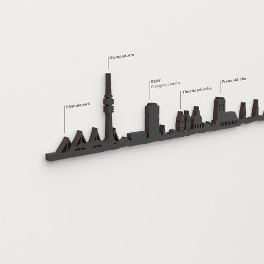 Detalle del Olympiaturm en la silueta de madera del skyline de München.