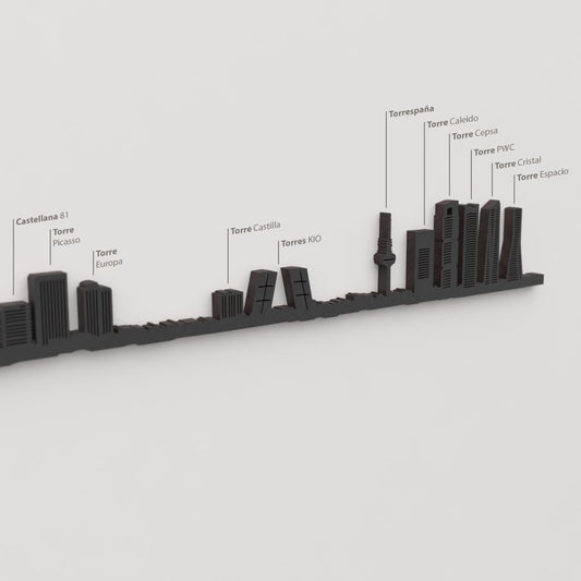 Skyline Madrid – detalle de la Torre Picasso en madera negra.