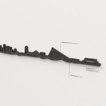 Acabado lacado negro del skyline Marbella en madera.