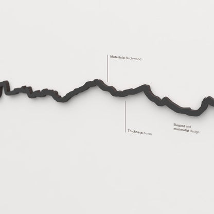 Acabado lacado negro del skyline Picos de Europa en madera.