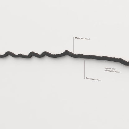 Decoración de pared con el perfil montañoso de Sierra Nevada en madera negra.