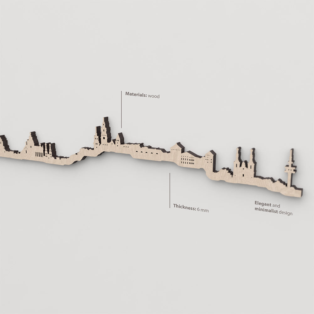 Skyline Cracovia con vetado visible en madera natural.