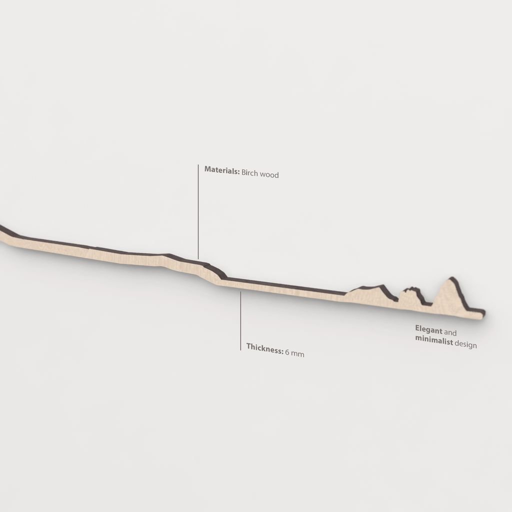 Vetado de la madera natural en el skyline Massís del Montgrí.