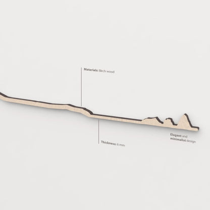 Vetado de la madera natural en el skyline Massís del Montgrí.