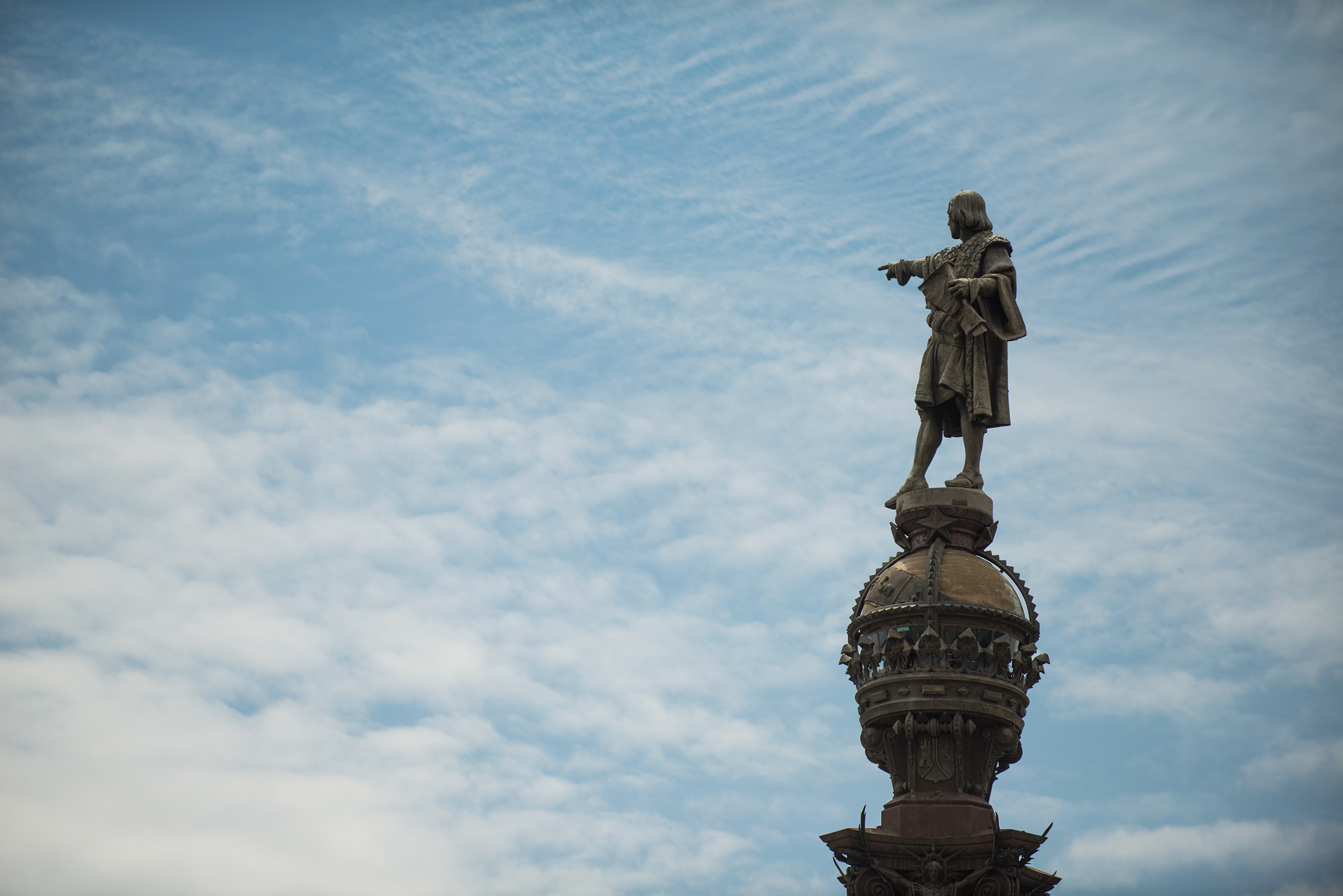 Monument a Colom en el mirador del Port Vell de Barcelona, detalle de la estatua apuntando hacia el mar.