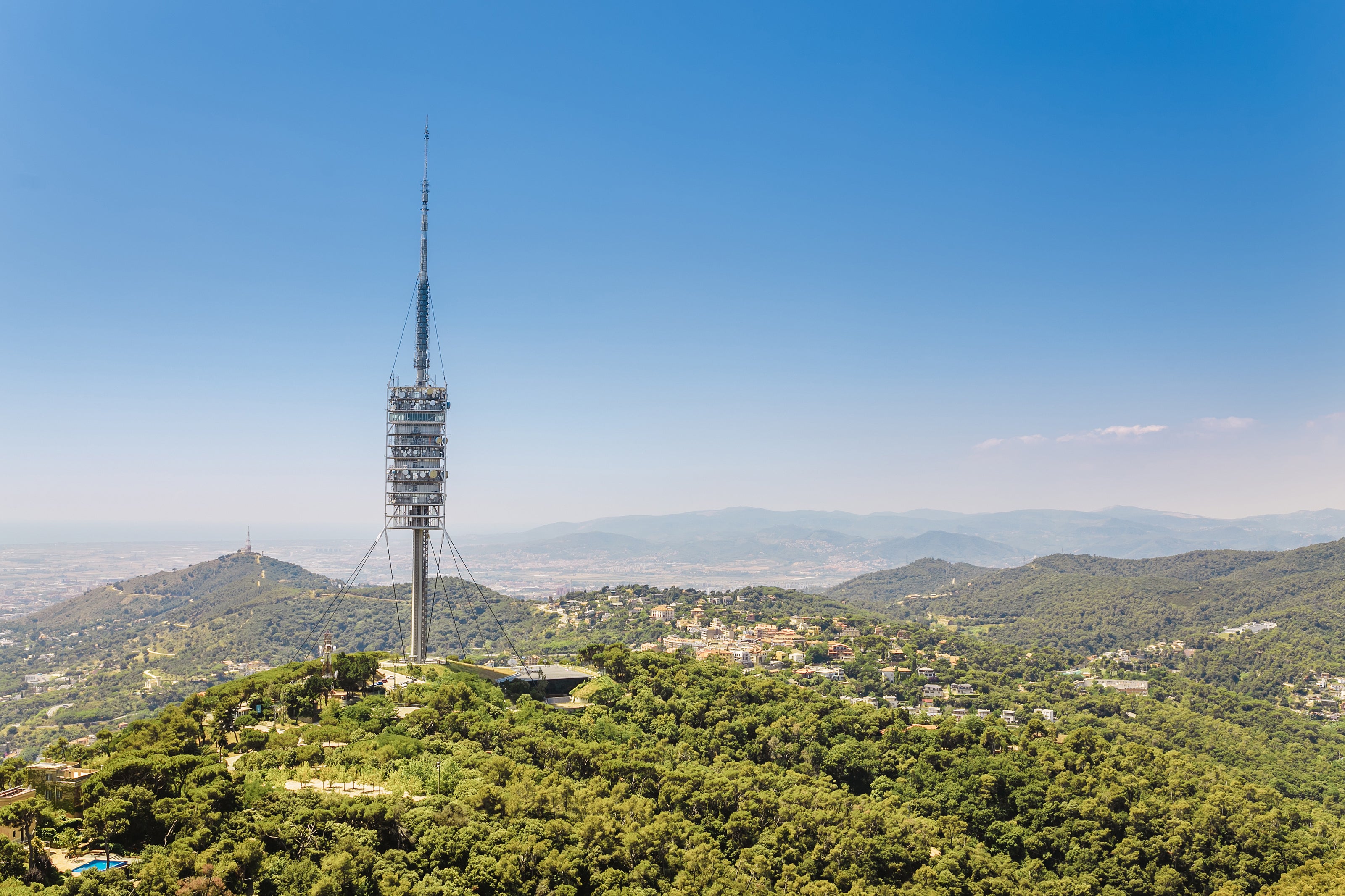 Torre de Collserola sobre la Serra de Collserola, vista desde el Tibidabo con Barcelona al fondo.