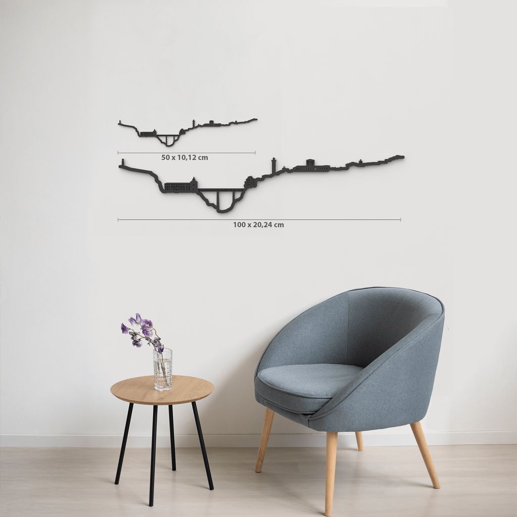 Comparativa de tamaños 50 y 100 cm del skyline de Cuenca decorando una pared de salón.