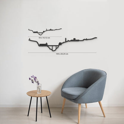 Comparativa de tamaños 50 y 100 cm del skyline de Cuenca decorando una pared de salón.