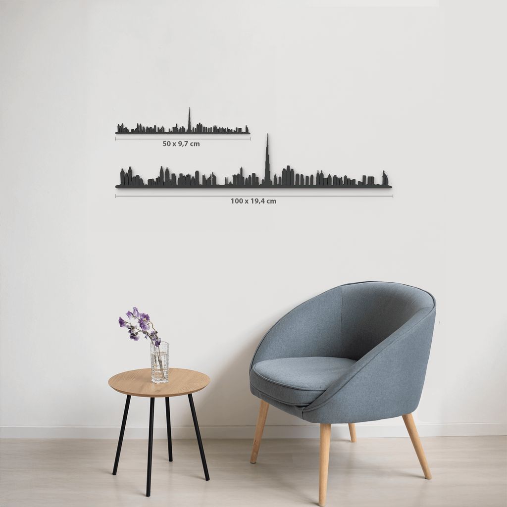 Comparativa de tamaños de la silueta de Dubái en una pared de salón moderna.