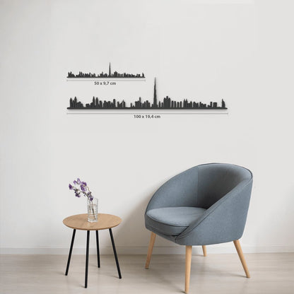 Comparativa de tamaños de la silueta de Dubái en una pared de salón moderna.