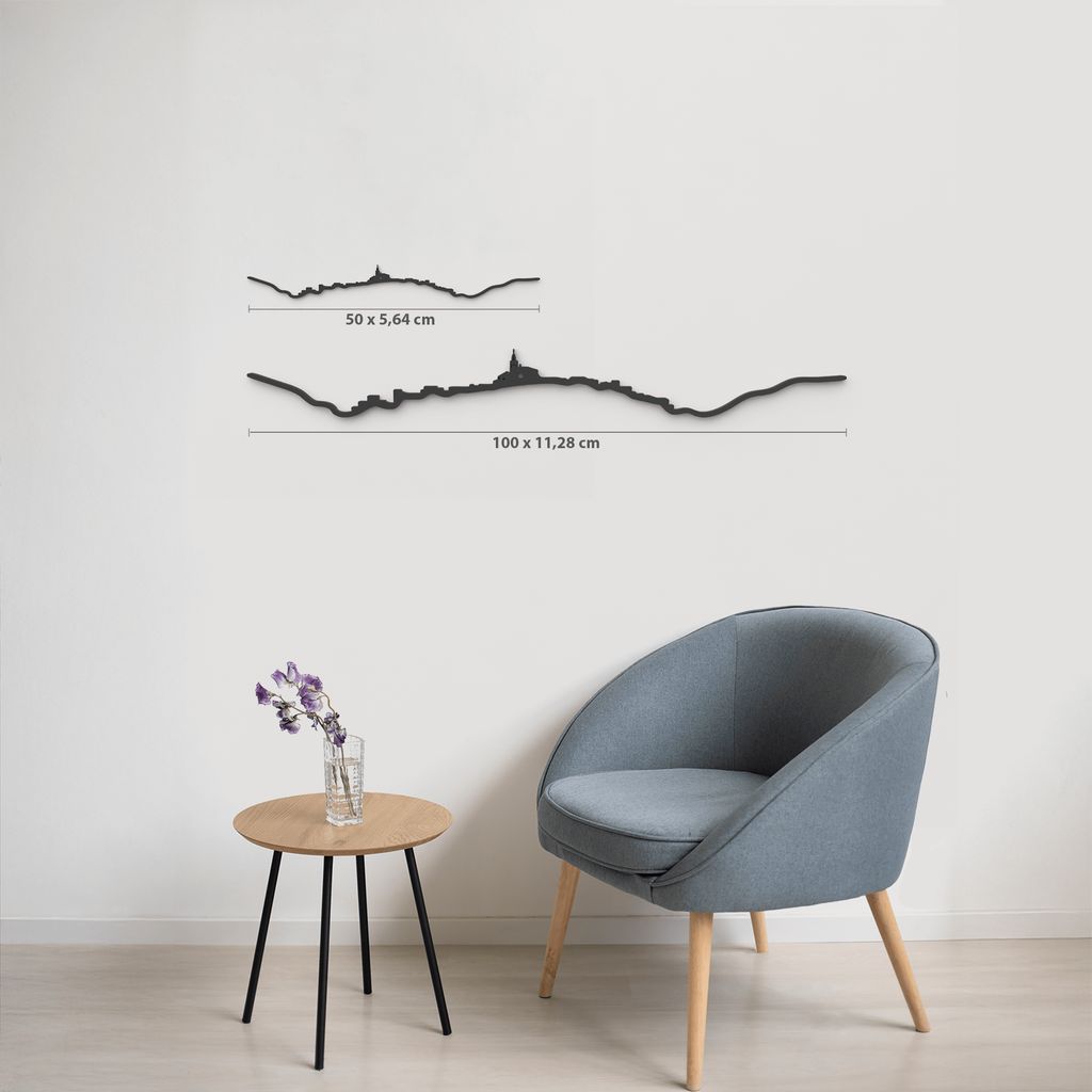 Comparativa de tamaños 50 cm y 100 cm de la silueta de Cadaqués en una pared de salón.