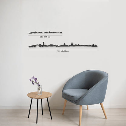 Comparativa de tamaños 50 cm y 100 cm de la silueta de Camprodon en una pared de salón.