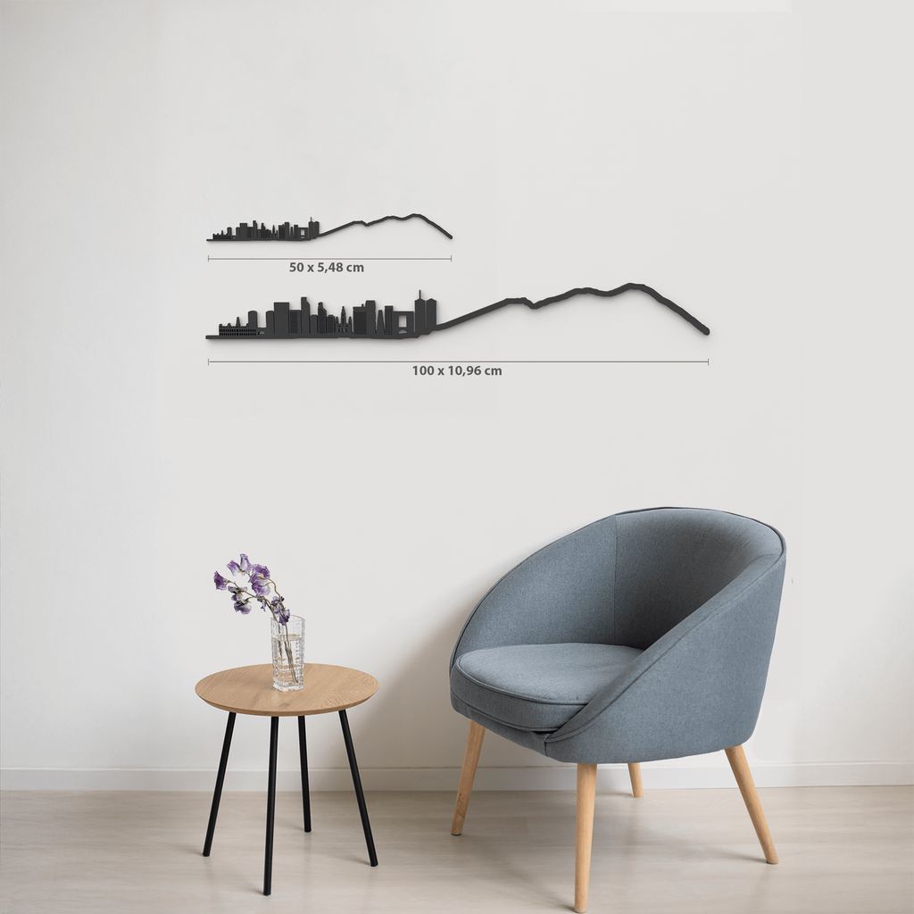 Comparativa de tamaños 50 cm y 100 cm de la silueta de Caracas en una pared de salón.