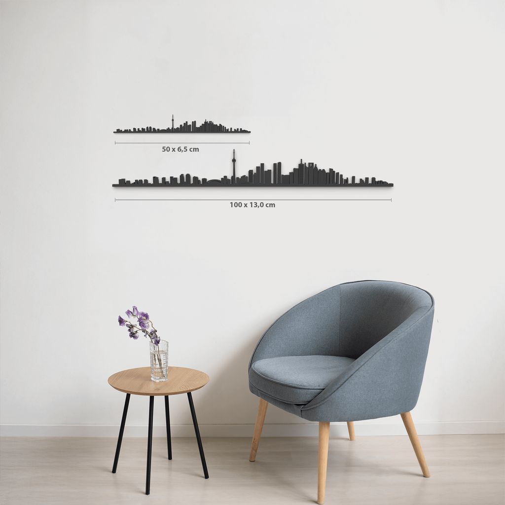 Comparativa de tamaños 50 cm y 100 cm de la silueta de Toronto en una pared de salón.