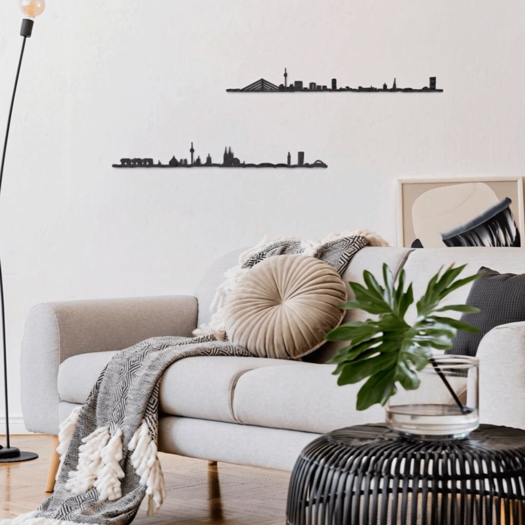 Decoración en la pared blanca destacan dos siluetas negras de skylines decorativos: Düsseldorf y Colonia /Köln