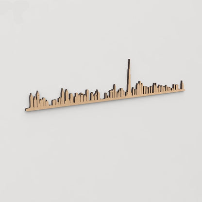 Pieza artesanal en madera con el skyline icónico de Dubái.