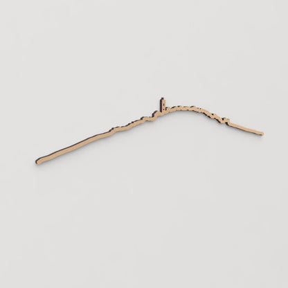 Decoración mural artesanal con la silueta de El Ballestar en madera trabajada.