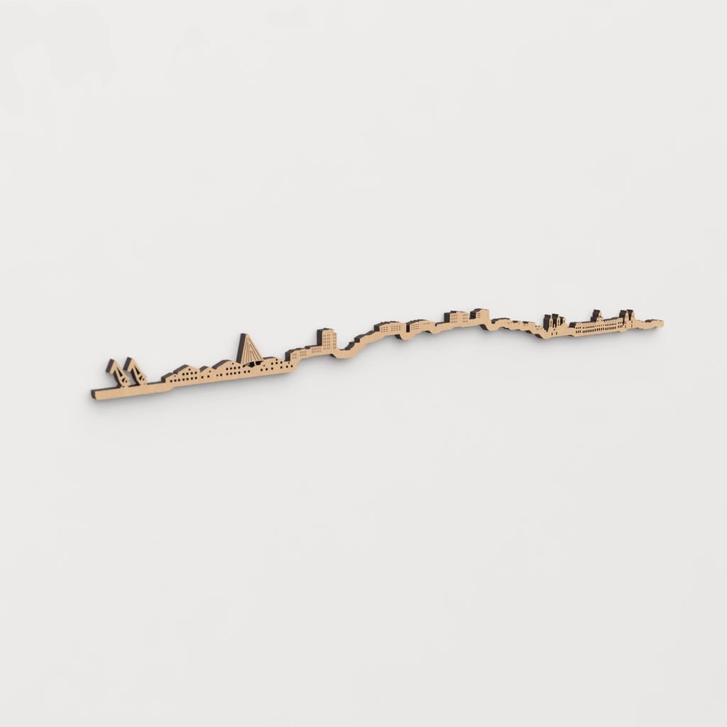 Pieza artesanal en madera que representa la esencia industrial y urbana de Ferrol.