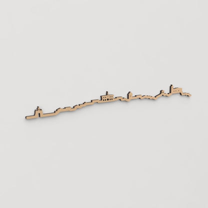 Pieza de decoración artesanal en madera con el skyline de Covaleda.