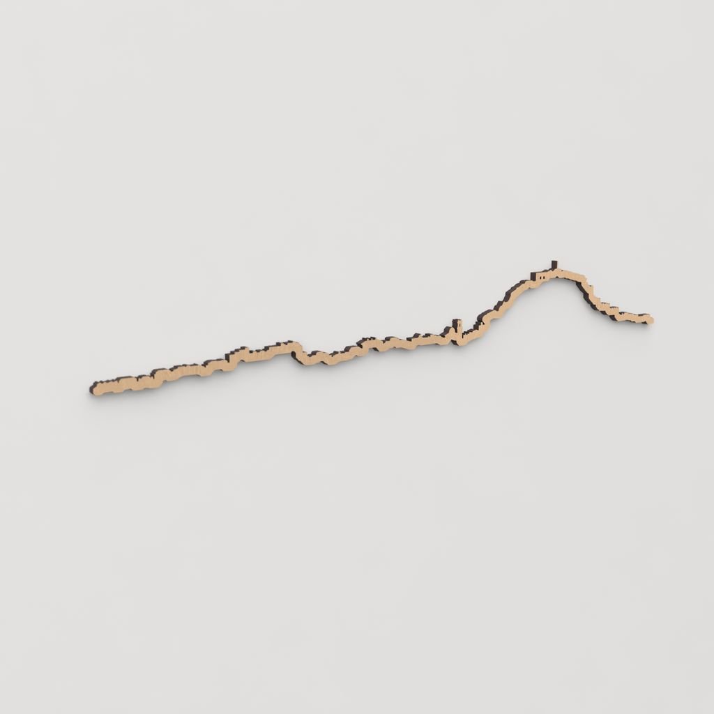 Pieza artesanal en madera con el perfil del skyline de Dénia para decoración de interiores.