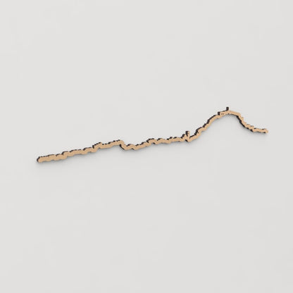 Pieza artesanal en madera con el perfil del skyline de Dénia para decoración de interiores.