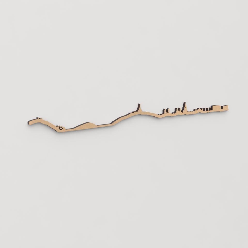 Skyline de Donostia como pieza artesanal en madera, ideal para espacios con identidad local.