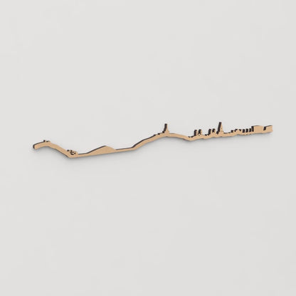 Skyline de Donostia como pieza artesanal en madera, ideal para espacios con identidad local.