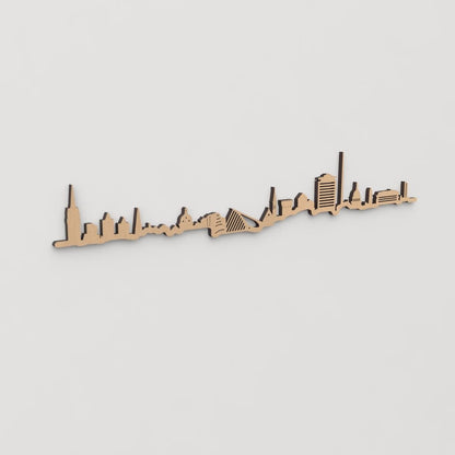 Decoración artesanal en madera con la silueta de Dublín y sus monumentos emblemáticos.