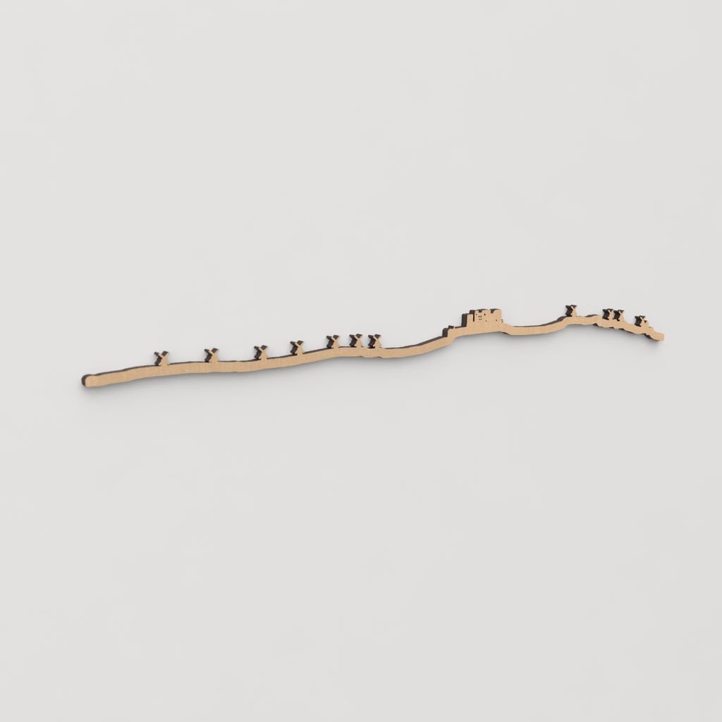 Decoración de pared con la silueta de Consuegra, una pieza de artesanía en madera.