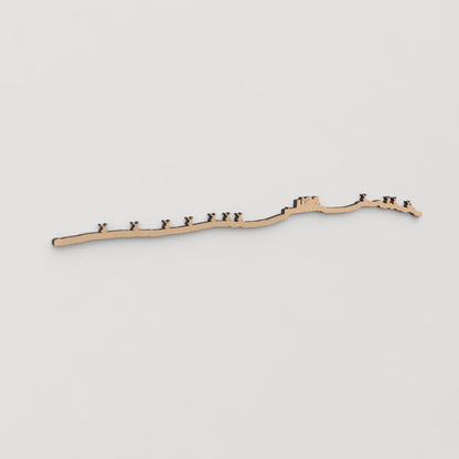 Decoración de pared con la silueta de Consuegra, una pieza de artesanía en madera.