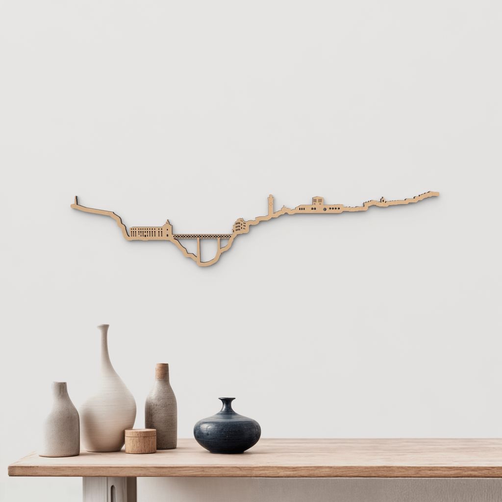 Silueta skyline de Cuenca en madera color marrón para decorar el hogar con estilo.