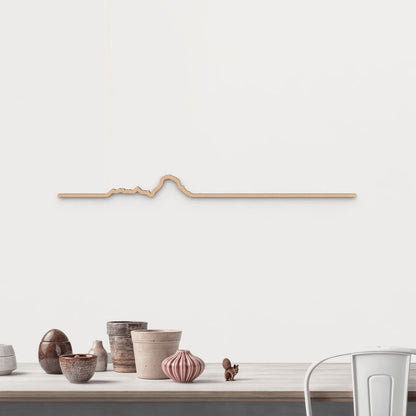 Silueta de Es Vedrà en madera marrón: decoración inspirada en el Mediterráneo.