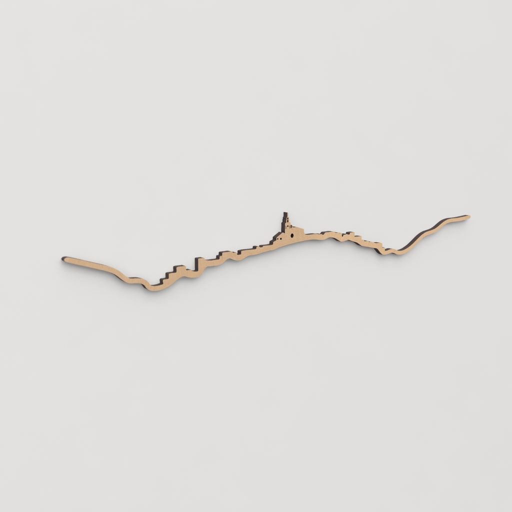 Decoración de pared con la silueta de Cadaqués, una pieza de artesanía en madera.