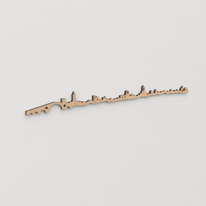 Decoración de pared con la silueta de Camprodon, una pieza de artesanía en madera.