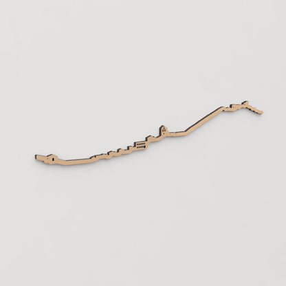 Decoración de pared con la silueta de Cihuela, una pieza de artesanía en madera.