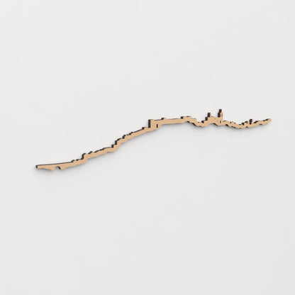 Decoración de pared con la silueta de Aroche, una pieza de artesanía en madera.