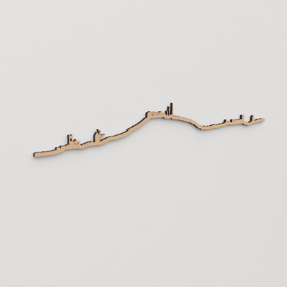 Skyline El Toro Menorca en madera, decoración de pared elegante y moderna.