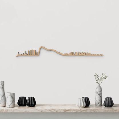 Silueta skyline de Gibraltar en madera color marrón para decoración mural.