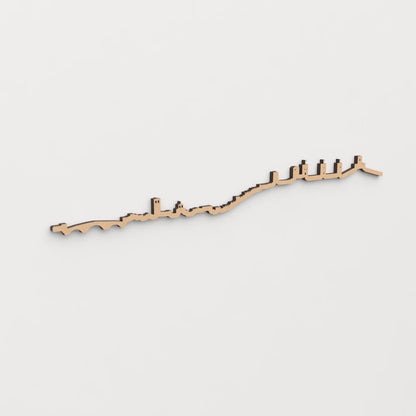 Decoración de pared con la silueta de Molina de Aragón, una pieza de artesanía en madera.