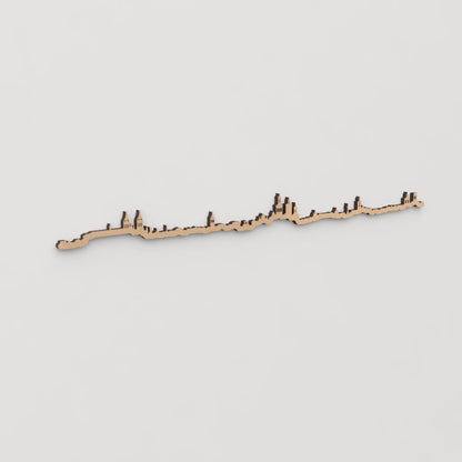 Skyline Pamplona en madera, decoración de pared elegante y moderna.