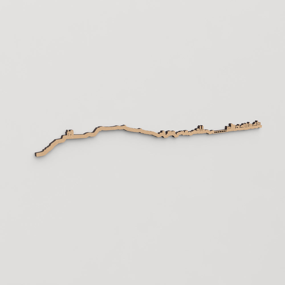 Skyline Ribadesella en madera, decoración de pared elegante y moderna.