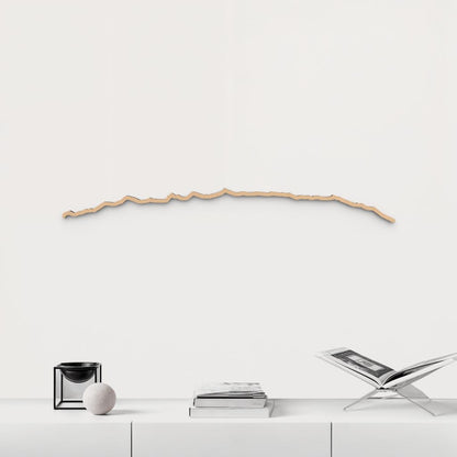 Perfil montañoso de Sierra Nevada en madera de abedul color marrón para decoración mural.