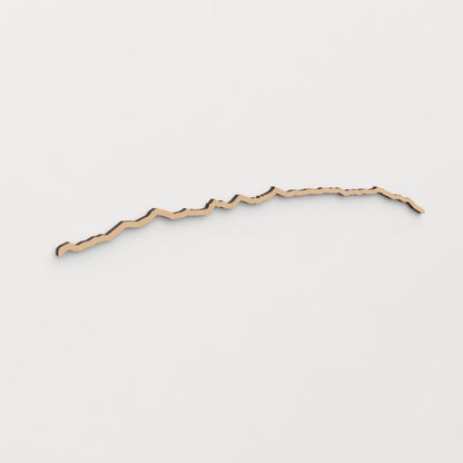 Decoración de pared con la silueta montañosa de Sierra Nevada, una pieza única en madera.