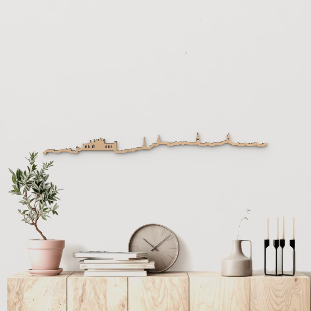 Silueta skyline de Vitoria en madera color marrón para decoración mural.