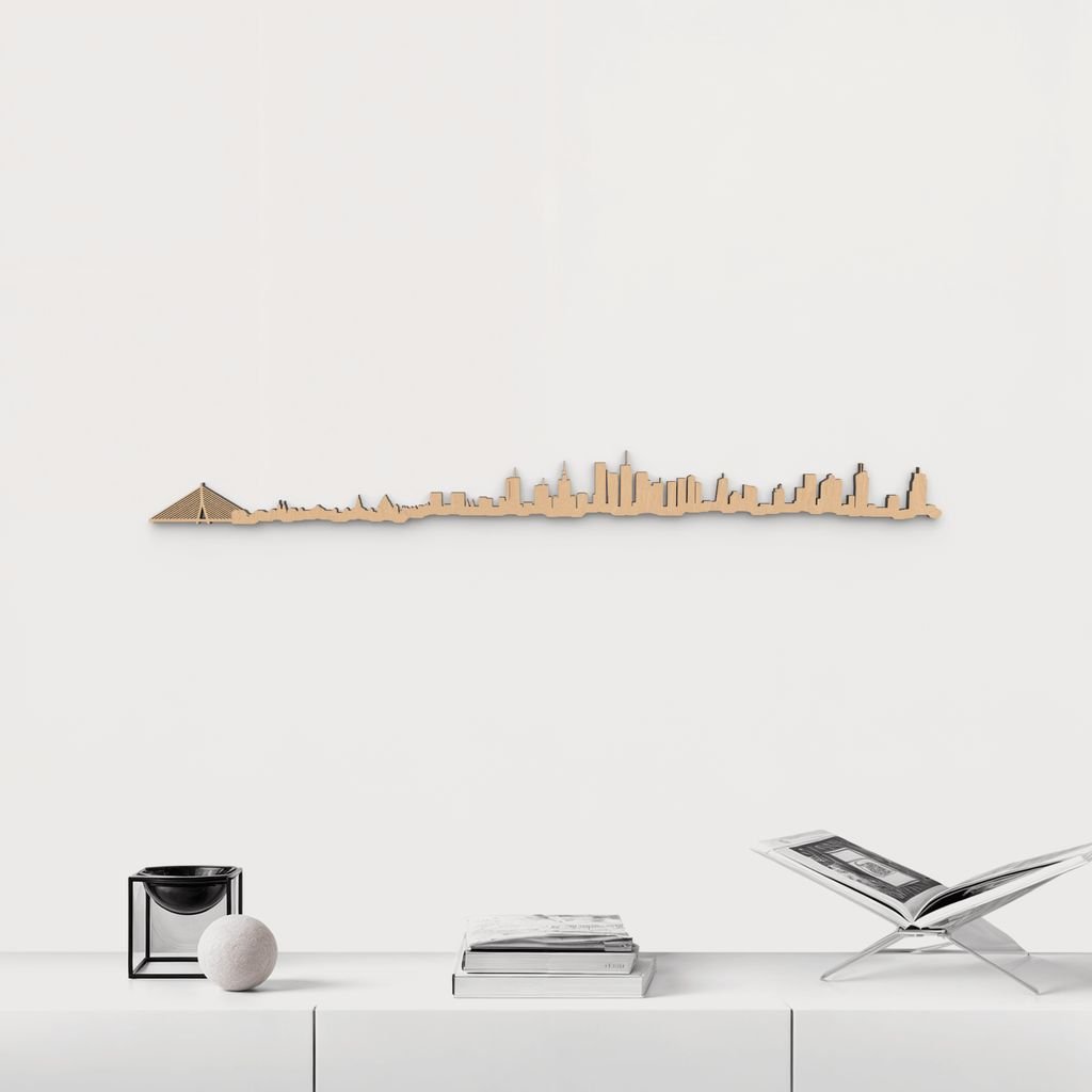 Silueta skyline de Warszawa en madera de abedul color marrón para decoración mural.