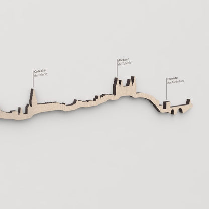 Skyline Toledo – primer plano del Alcázar de Toledo en madera natural.