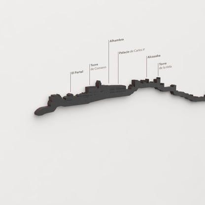 Detalle de la Alhambra en la silueta de madera del skyline de Granada.